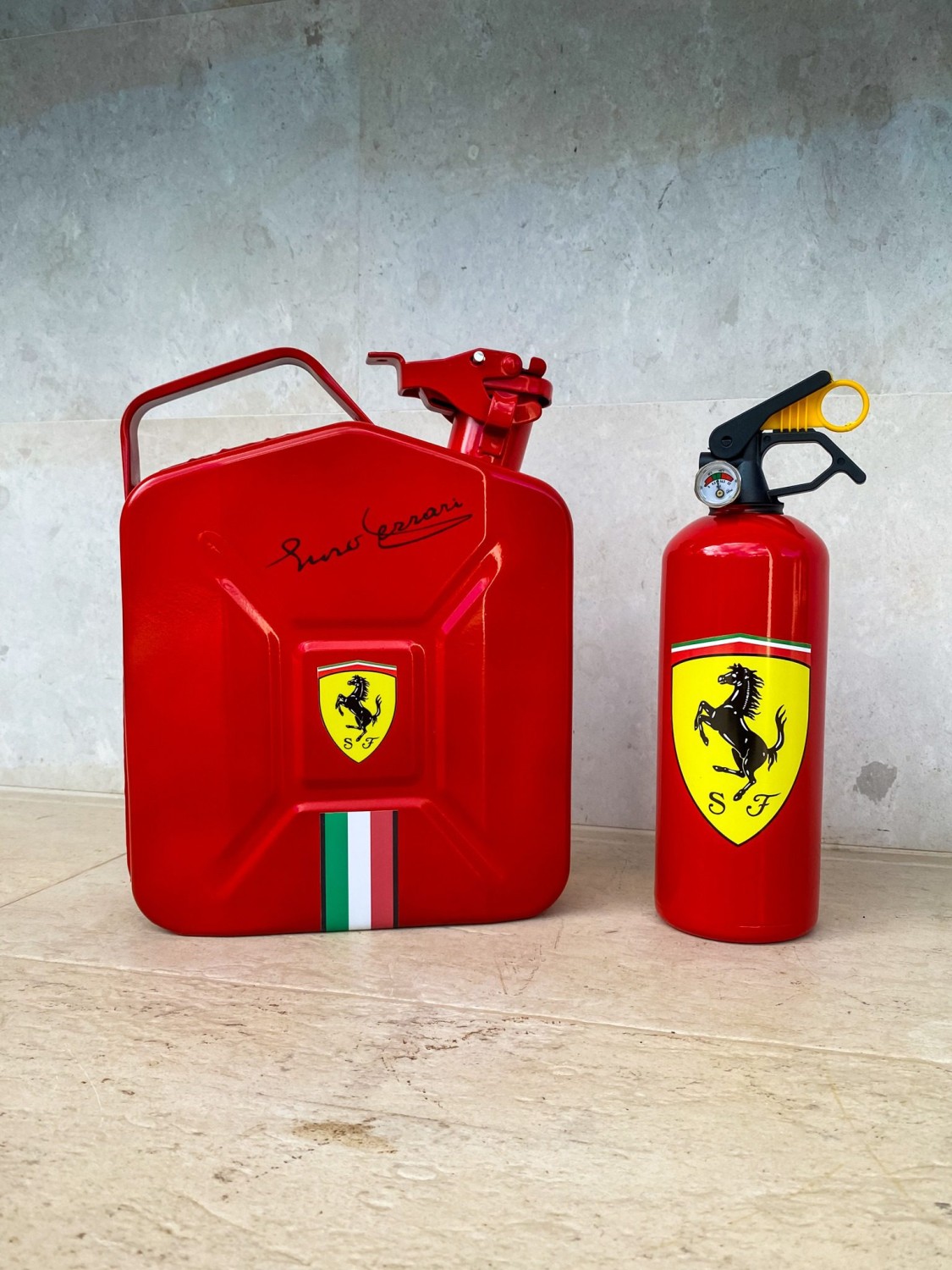 Ferrari Jerrycan & Fire Extinguisher Set