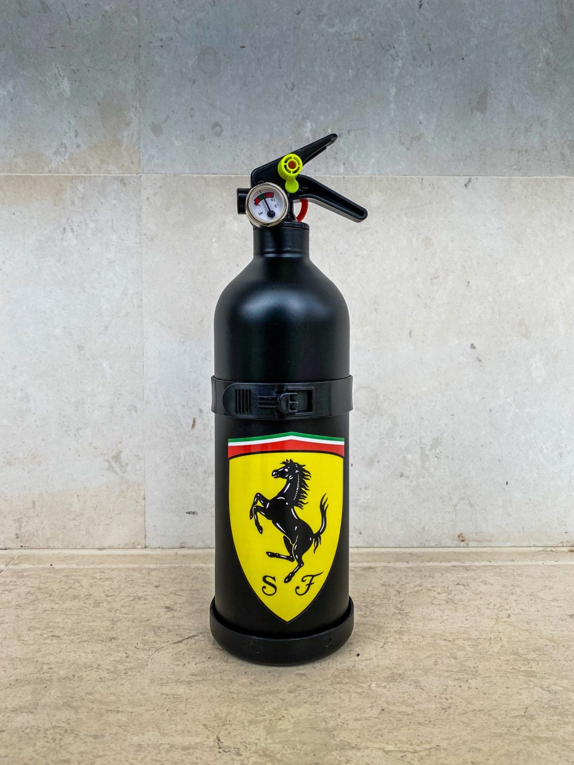 Ferrari Jerrycan & Fire Extinguisher Set