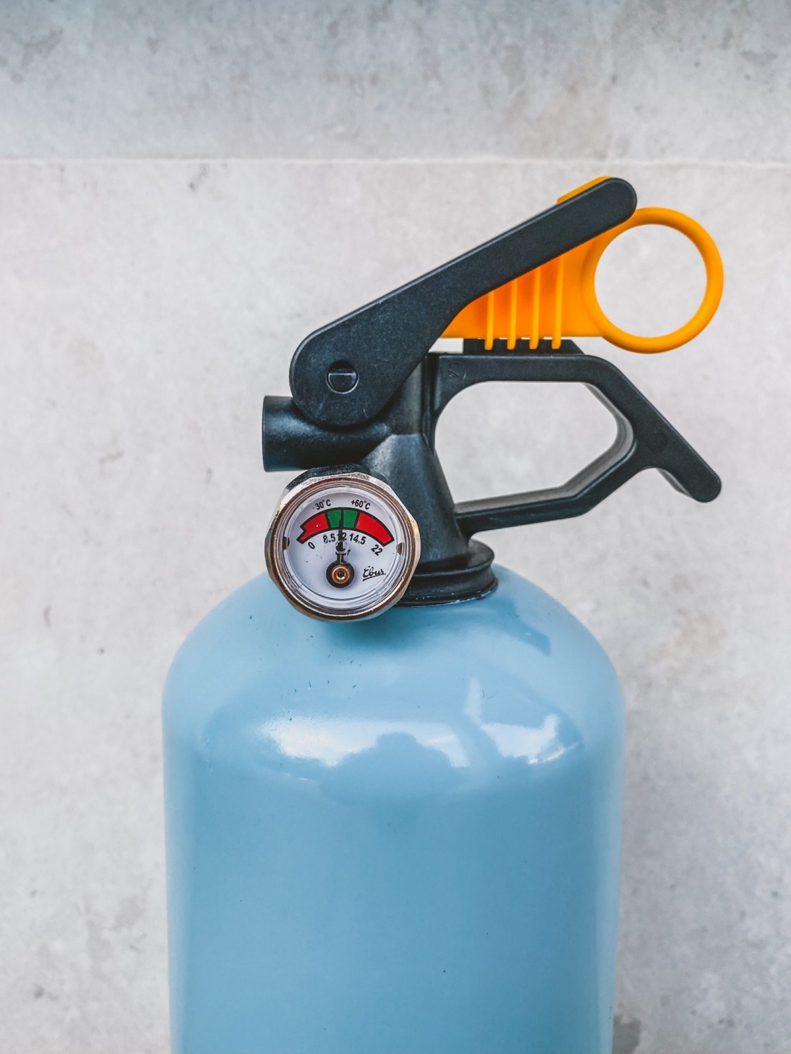 Gulf Jerrycan & Fire Extinguisher Set