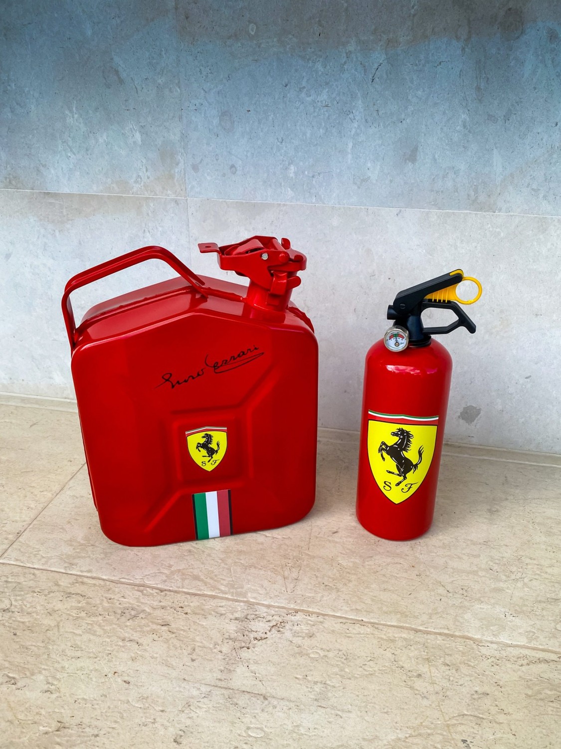Ferrari Jerrycan & Fire Extinguisher Set