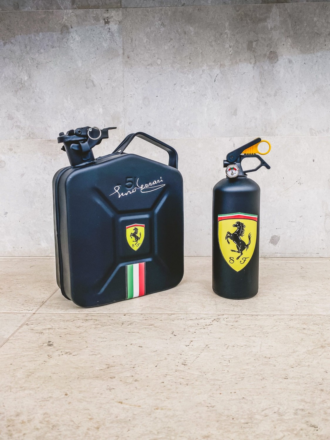 Ferrari Jerrycan & Fire Extinguisher Set
