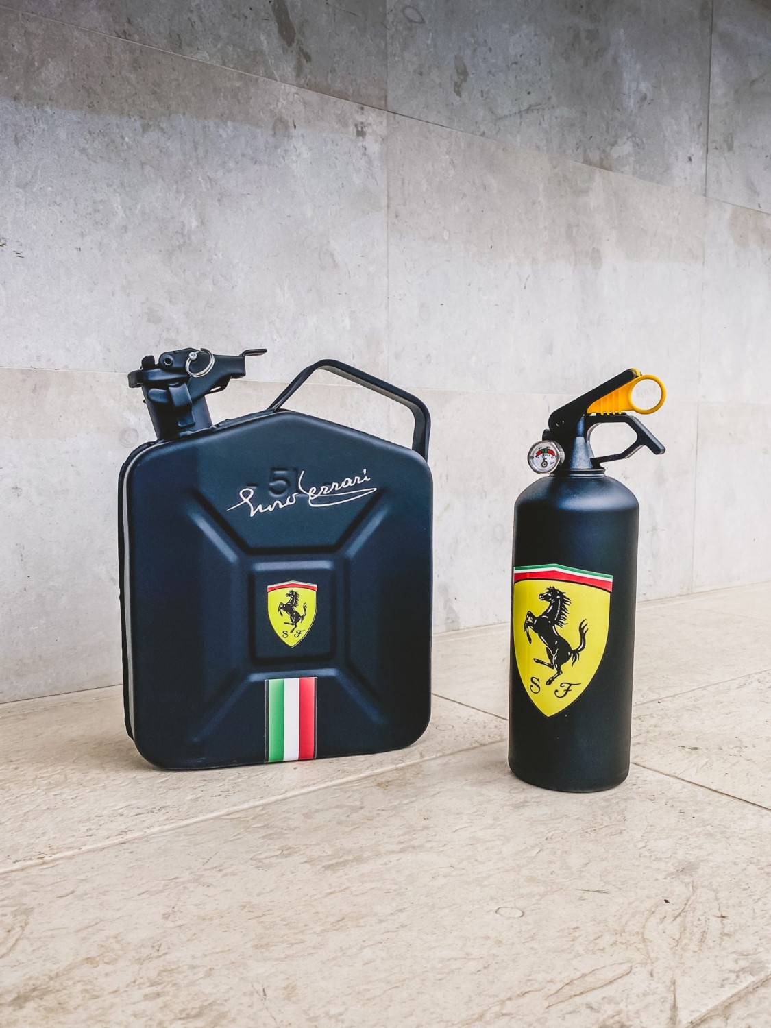 Ferrari Jerrycan & Fire Extinguisher Set