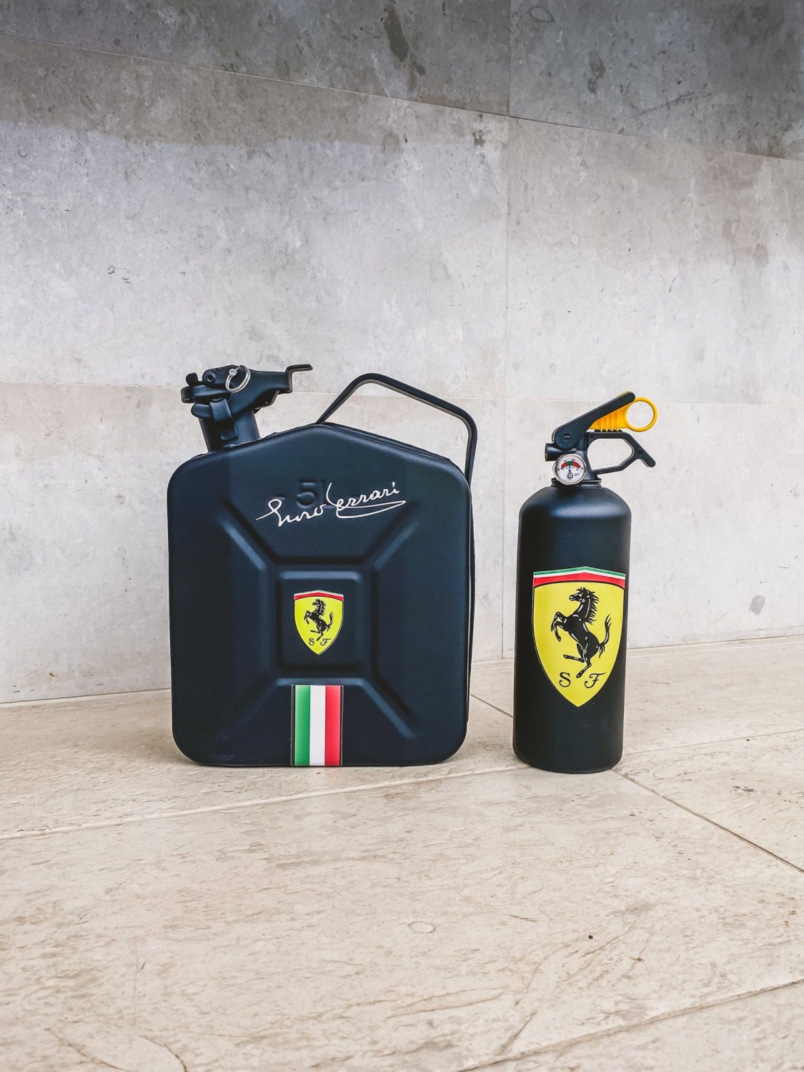 Ferrari Jerrycan & Fire Extinguisher Set