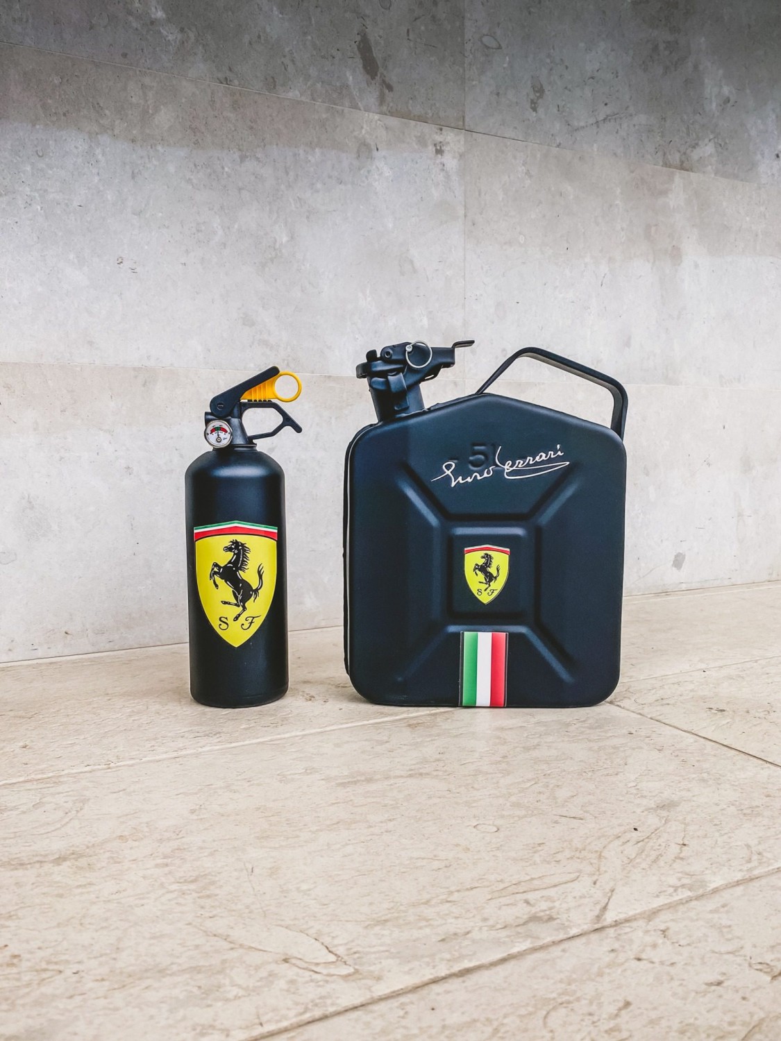 Ferrari Jerrycan & Fire Extinguisher Set