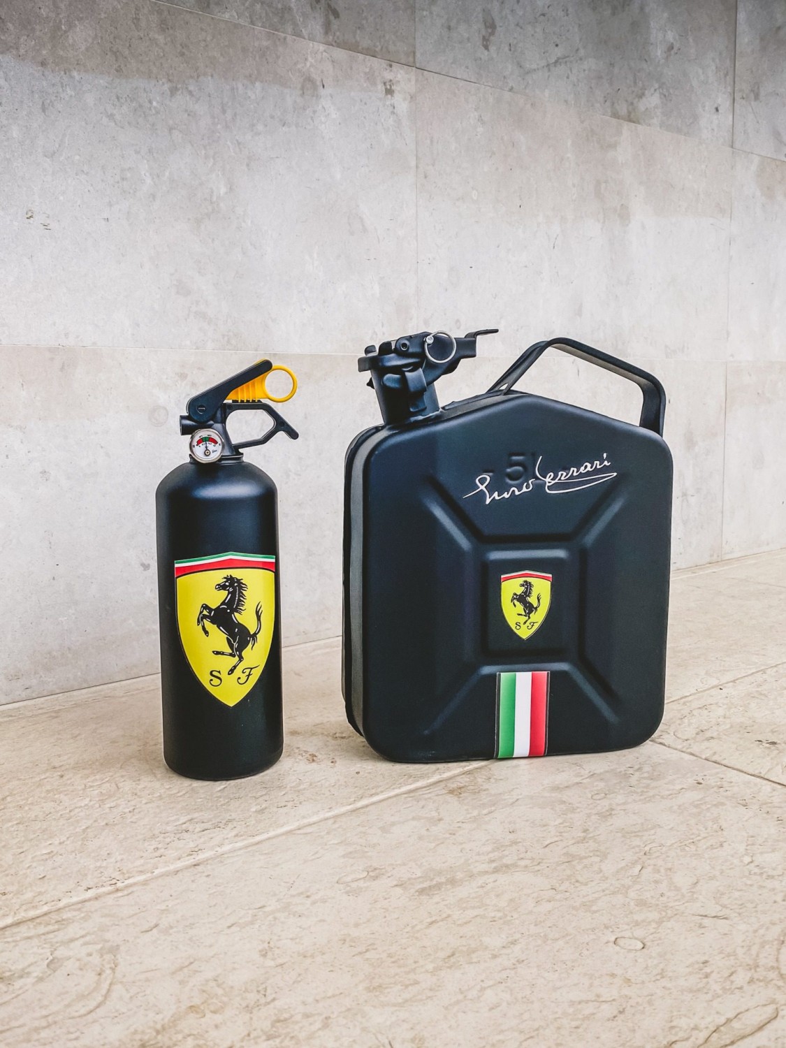 Ferrari Jerrycan & Fire Extinguisher Set
